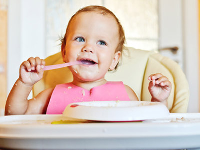 Il chipote dans son assiette